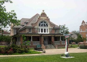 美国杜兰大学不仅是历史悠久的研究型私立学校，还享有“南方哈佛”之美誉